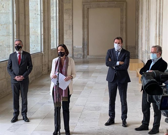 La ministra de Industria, Comercio y Turismo, Reyes Maroto, junto a Javier Izquierdo; el alcalde de Valladolid, Óscar Puente; y el concejal de Planeamiento Urbanístico y Vivienda, Manuel Saravia.