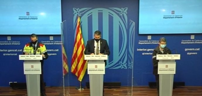El comissario de Mossos Joan Carles Molinero; el conseller de Interior de la Generalitat Miquel Smper y la subdirectora general de Protección Civil Imma Solé. El 8 de febrero de 2021.