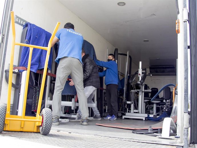 Operarios desmantelan el gimnasio de Kiko Matamoros y lo sacan de la casa de Makoke