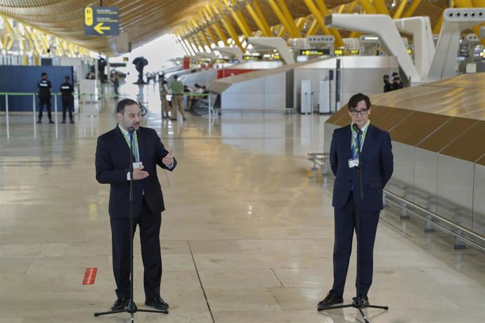 El ministro de Transportes, Movilidad y Agenda Urbana, José Luis Ábalos, y el exministro de Sanidad, Salvador Illa, en junio de 2020.