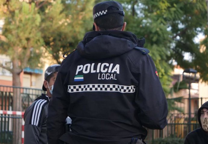Un efectivo de la Policía Local de Mijas informa a ciudadanos sobre medidas COVID