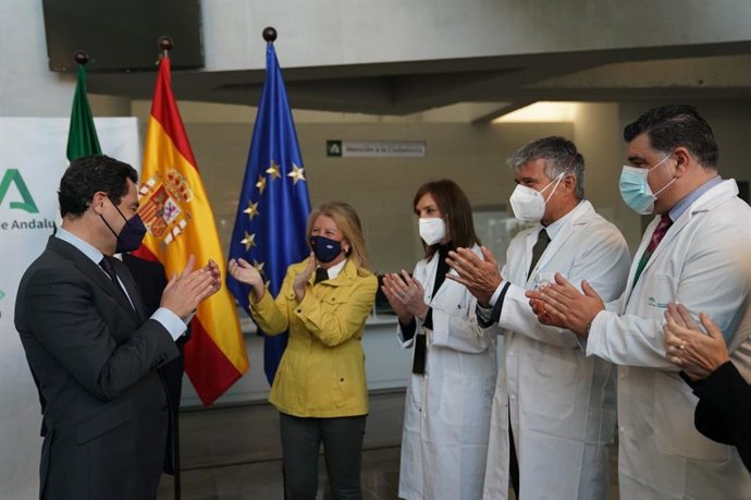 La alcaldesa de MArbella, Ángeles Muñoz, con el presidente andaluz, Juanma Moreno.