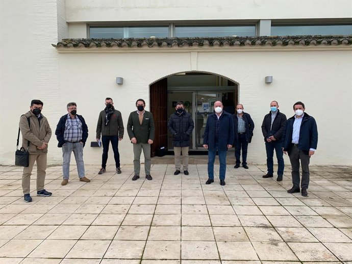 El coordinador general del Partido Popular de Málaga y portavoz del PP en Agricultura, Pesca, Ganadería y Desarrollo Sostenible en el Parlamento andaluz, José Ramón Carmona, durante un encuentro con organizaciones agrarias y alcaldes del PP