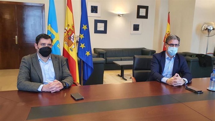 El  director general de Pesca del Gobierno del Principado, Francisco González, y el director del Área de Agricultura y Pesca de la Delegación del Gobierno en Asturias, Enrique Rodríguez Nuño.