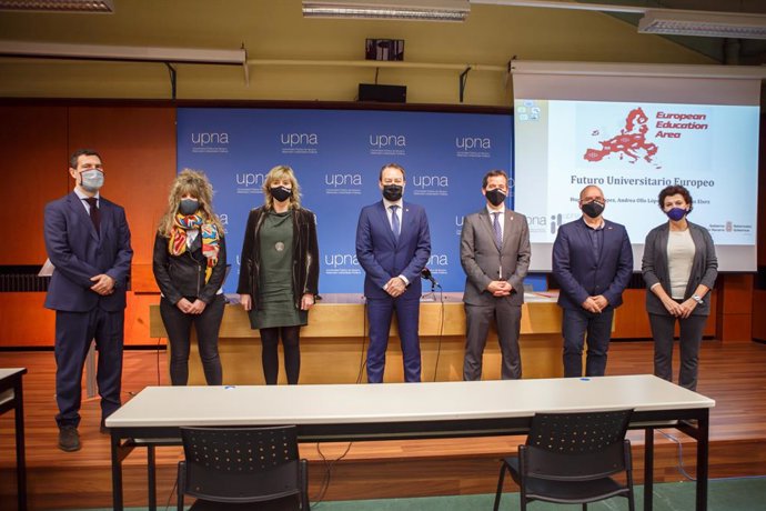 Consejeros, rector de la UPNA y autores del informe.