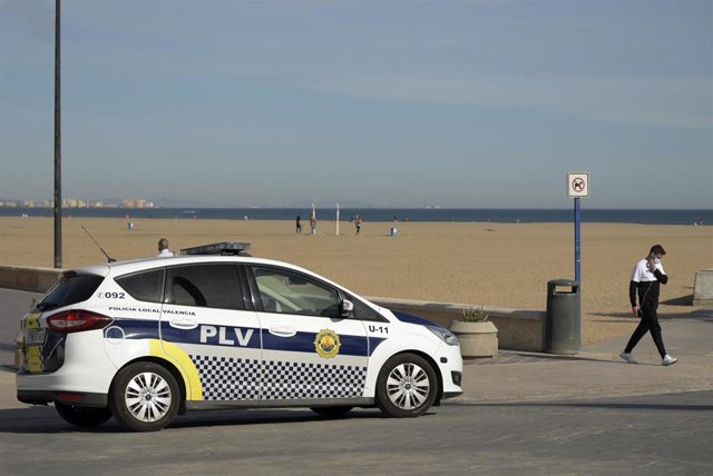 Un coche de la Policía Local en la Playa de Malvarrosa de València