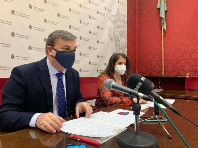 El concejal de Contratación de Granada, Francisco Fuentes, informa en rueda de prensa sobre previsiones de su área para 2021