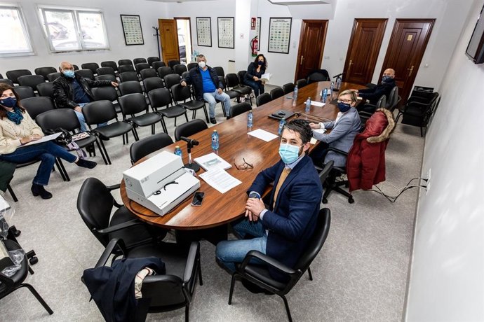 Reunión de Rosa Quintana con cofradías de Porto do Son y Portosín