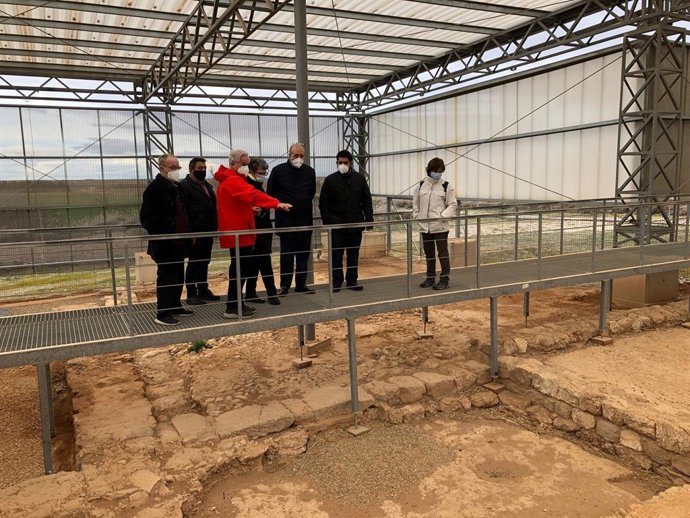 La Diputación de Teruel se compromete a acometer obras de urgencia en la Loma del Regadío de Urrea de Gaén.