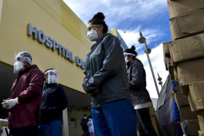 Un grupo de personas hace guardia a la entrada de un hospital de El Alto, Bolivia.