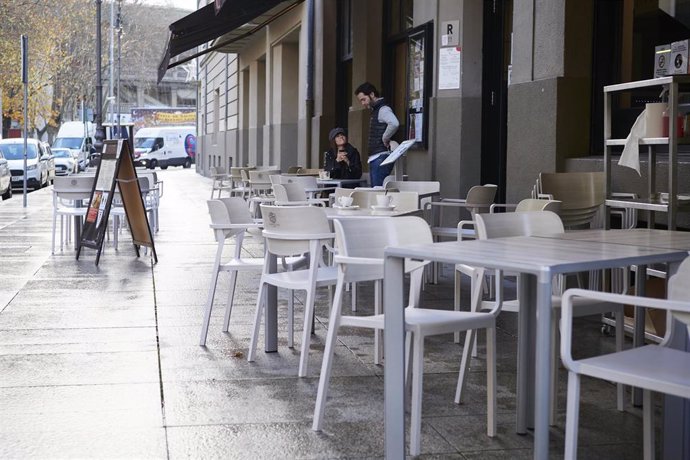 Terrazas en un bar de Pamplona, Navarra (España), a 17 de diciembre de 2020. Navarra reabre hoy el interior de los locales de hostelería con aforo al 30% tras casi dos meses de cierre por las restricciones frente al Covid-19.