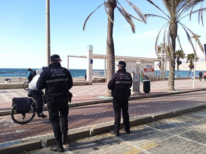 Agentes de la Policía Local en el Paseo Marítimo de Almería