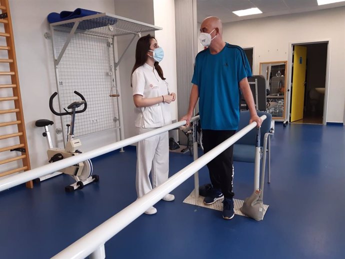 Un paciente de fisioterapia en rehabilitación en los hospitales de Ribera en Alicante