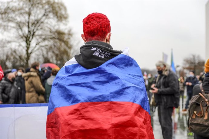 Un joven con una bandera de Rusia en una manifestación en Berlín en apoyo al oposito Alexei Navalni.