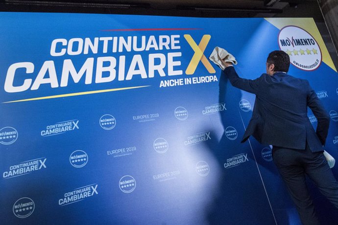 02 May 2019, Italy, Rome: Deputy Prime Minister of Italy Luigi Di Maio cleans a banner ahead of the Five Star Movement party (M5S) conference to present the programme for 2019 European Elections. Photo: Roberto Monaldo/LaPresse via ZUMA Press/dpa