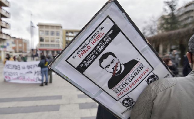 Una pancarta contra l'empresonament de Pablo Hasel durant una manifestació a Guadalajara