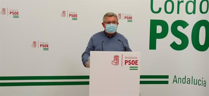 El portavoz del PSOE-A en la Comisión de Salud y Familias del Parlamento de Andalucía, Jesús María Ruiz, en la sede de su partido en Cordoba, en una imagen de archivo.