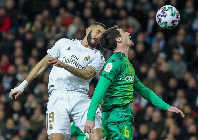 Benzema pelea un balón con Elustondo en un Real Madrid-Real Sociedad