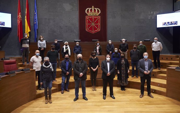 Integrantes de la Asamblea del Pirineo en el Parlamento de Navarra
