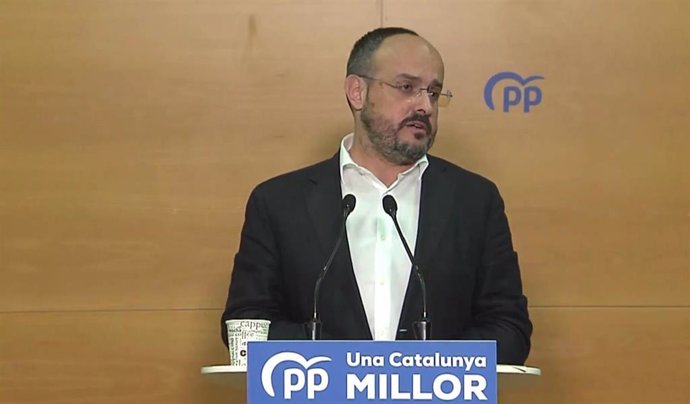 El candidato del PP a las elecciones catalanas del 14F, Alejandro Fernández, en un acto en Mataró (Barcelona)