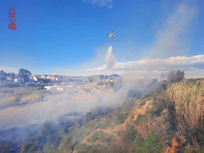 Incendio de vegetación declarado en el río Canyoles en Novetl (Valencia)