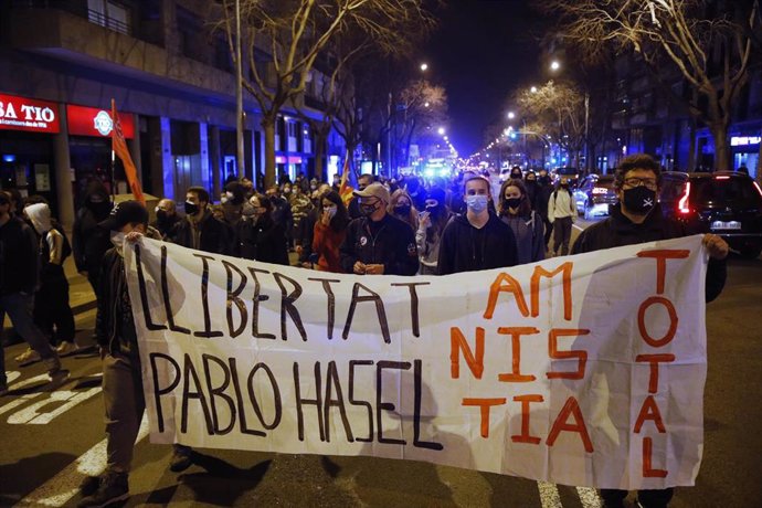 Varias personas participan en una manifestación contra el encarcelamiento del poeta y rapero Pablo Hasél, en Barclona, Catalunya (España), a 6 de febrero de 2021. Esta manifestación se produce después de que el pasado mes de enero la Audiencia Nacional 