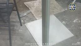 Placas del falso techo desprendidas en un salón de juegos de Sevilla