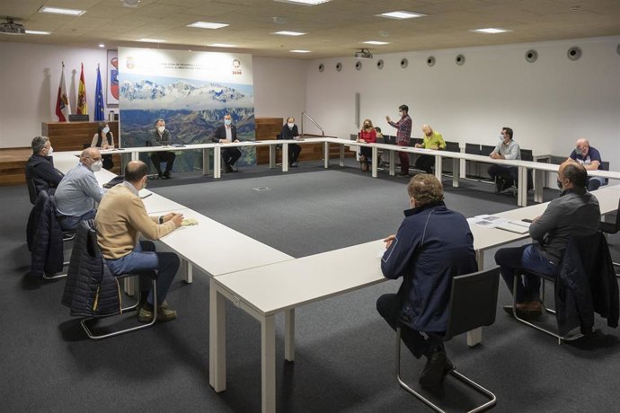 Reunión Consejería de Ganadería con representantes del sector primario por la inclusión del lobo en el listado de especies de especial protección