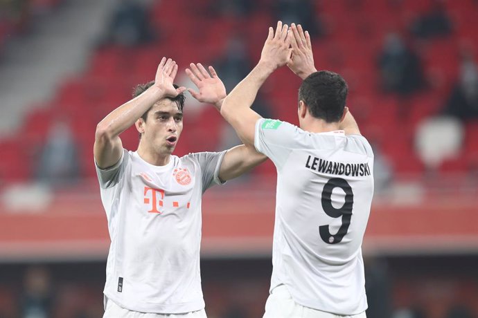 08 February 2021, Qatar, Ar-Rayyan: Bayern Munich's Robert Lewandowski (R) celebrates scoring his side's first goal with his team mate Marc Roca during the FIFA Club World Cup semi-final soccer match between Al Ahly SC and FC Bayern Munich at Al Rayyan 