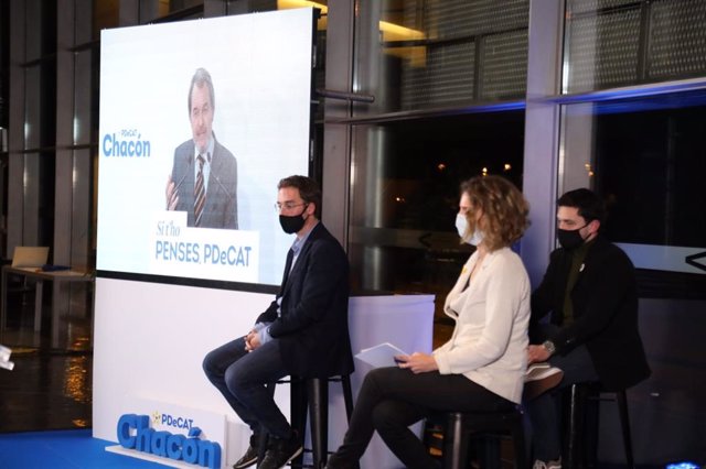 El expresidente de la Generalitat, Artur Mas, participa de forma telemática en un acto del PDeCAT junto a la candidata a las elecciones, Àngels Chacón.