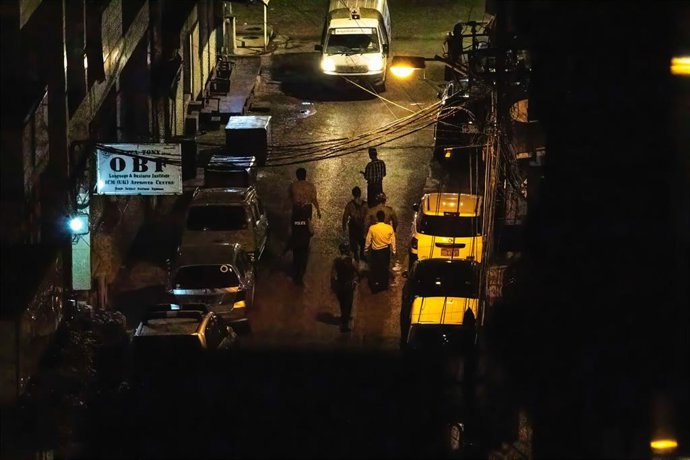 Patrulla de la Policía en Rangún tras el toque de queda impuesto por la junta militar golpista