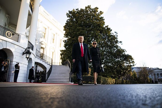 El expresidente de Estados Unidos Donald Trump en el momento de abandonar la Casa Blanca junto a su esposa, Melania Trump.