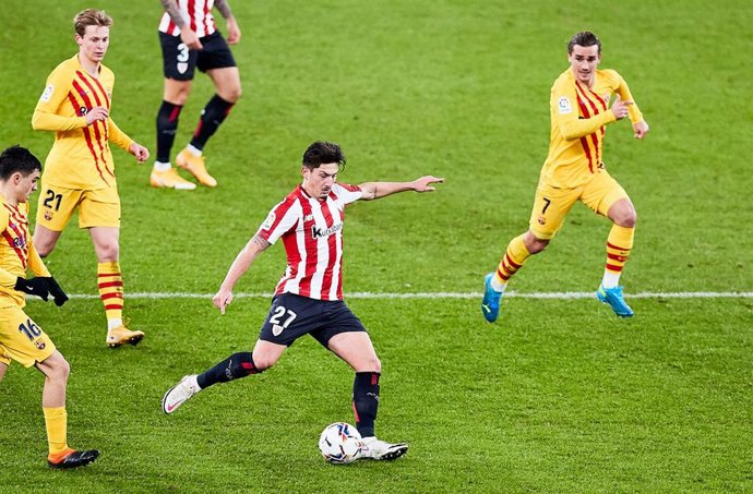 Unai Vencedor efectúa un disparo en el Athletic-FC Barcelona de LaLiga Santander 2020-2021
