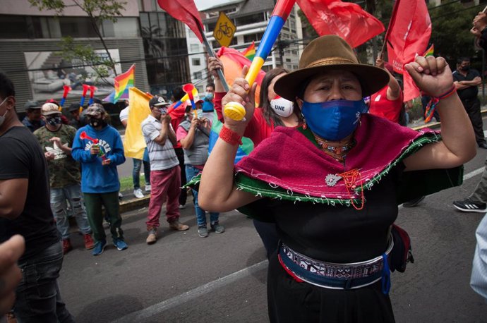 08 February 2021, Ecuador, Quito: Supporters of the indigenous environmentalist and Ecuadorian presidential candidate Yaku Perez take part in a demonstration outside the Swissotel Hotel. Photo: Juan Diego Montenegro/dpa