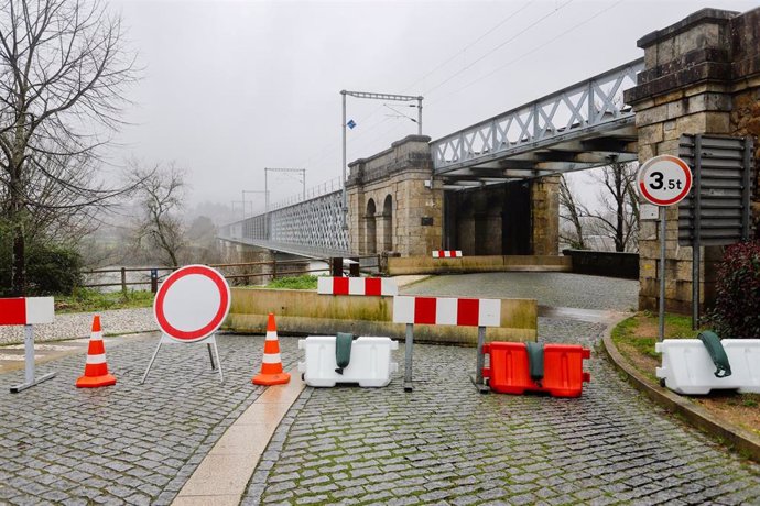 Frontera del Puente Internacional Tui-Valena cortada al paso, en Pontevedra, Galicia, a 31 de enero de 2021. Los controles entraron en vigor la pasada madrugada hasta el 10 de febrero en la frontera interior terrestre, con el objetivo de ayudar a contr