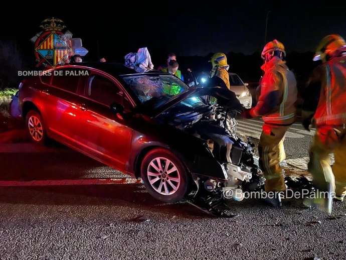 Vehículo siniestrado en un choque frontal en la carretera vieja de Sineu.