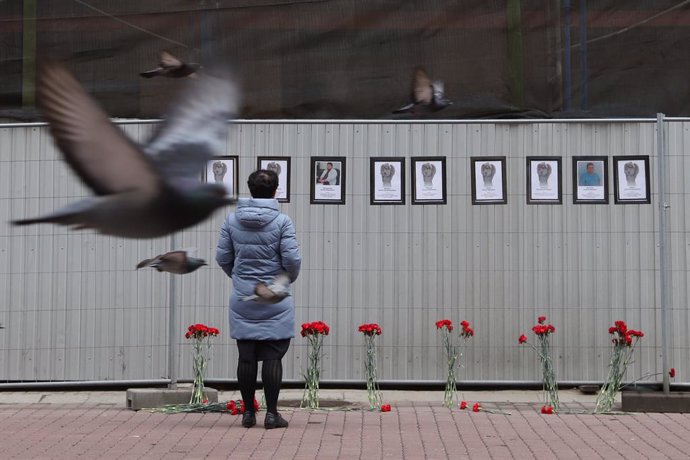Una mujer rinde tributo a los trabajadores sanitarios muertos por coronavirus en Rusia