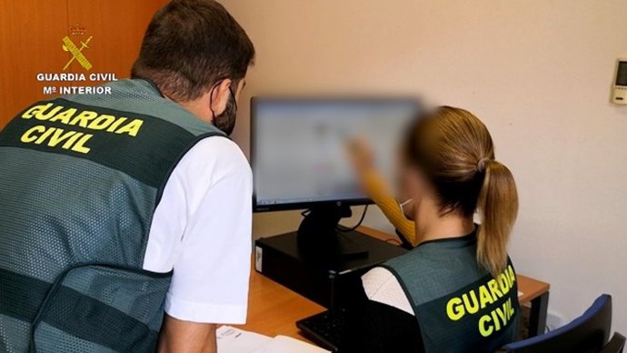 Agentes de la Guardia Civil investigando