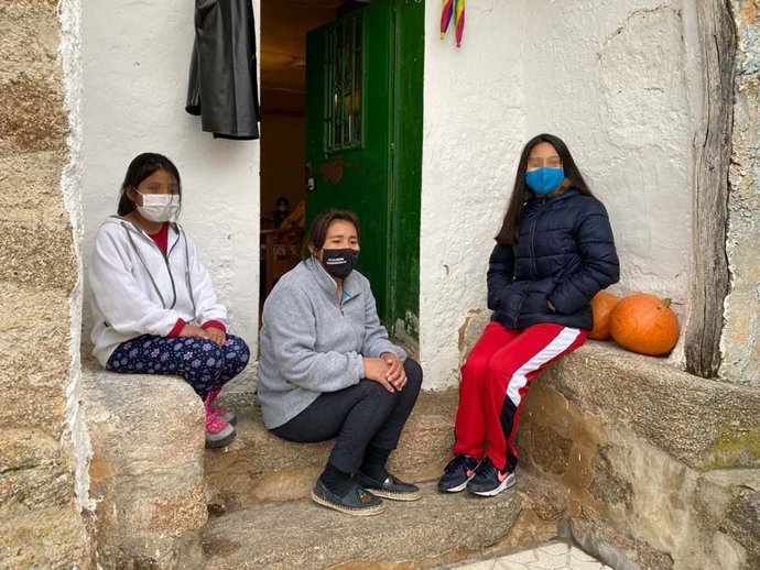 Nancy, junto a dos de sus hijas, en su nueva vivienda en Muñotello, Ávila.