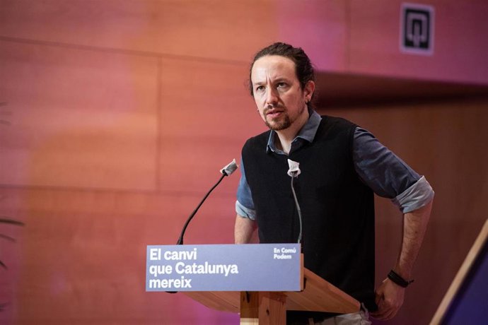 (I-D) El secretario general de Podemos y vicepresidente segundo del Gobierno, Pablo Iglesias, interviene durante el acto central de campaña de En Comú Podem para las elecciones catalanas, en Santa Coloma de Gramanet, Barcelona, Catalunya (España), a 6 d