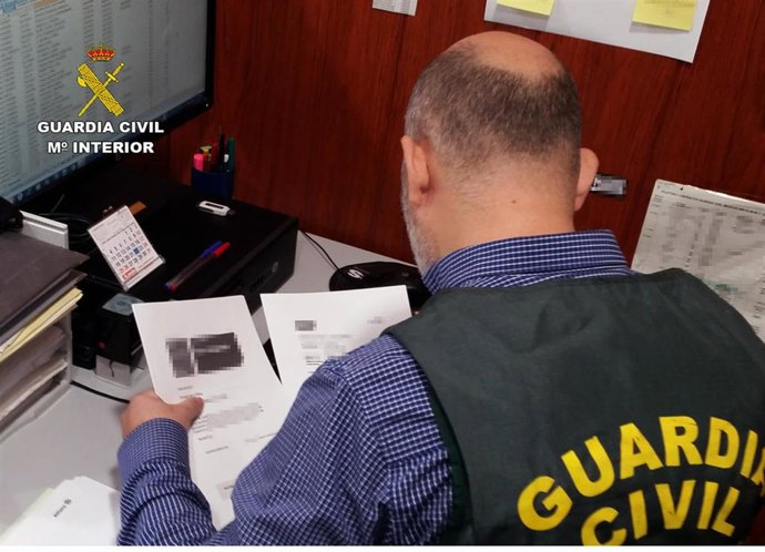 Un agente de la Guardia Civil, durante la investigación