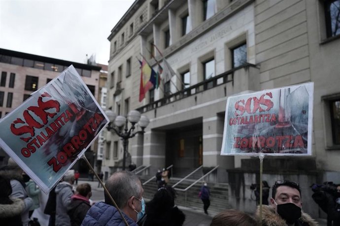 Hosteleros de Bizkaia frente a la sede del TSJPV en Bilbao