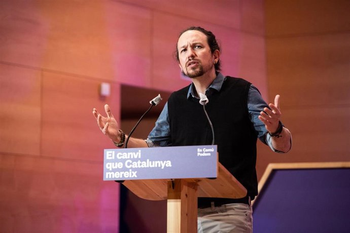 (I-D) El secretario general de Podemos y vicepresidente segundo del Gobierno, Pablo Iglesias, interviene durante el acto central de campaña de En Comú Podem para las elecciones catalanas, en Santa Coloma de Gramanet, Barcelona, Catalunya (España), a 6 d