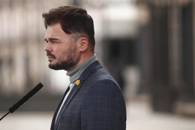 El portavoz de ERC en el Congreso, Gabriel Rufián, responde en una rueda de prensa convocada en el Congreso