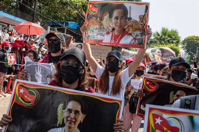 Protesta en apoyo de Aung San Suu Kyi en Rangún, Birmania