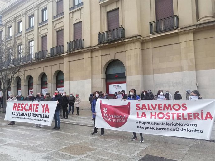 Concentración de hosteleros frente al Palacio de Navarra