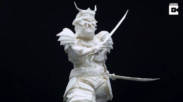 Este guerrero samurái de origami se hizo en 50 horas y con una sola hoja de papel