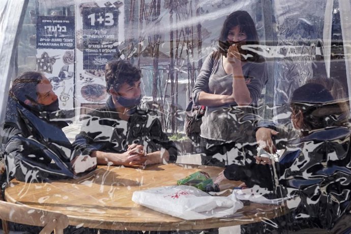 Un grupo de personas en un restaurante en Jerusalén después de que Israel relajara las restricciones impuestas por la pandemia de coronavirus