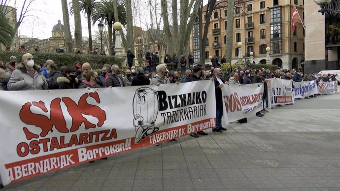 Un momento de la concentración llevada a cabo por los hosteleros vascos ante el Tribunal Superior de Justicia del País Vasco.