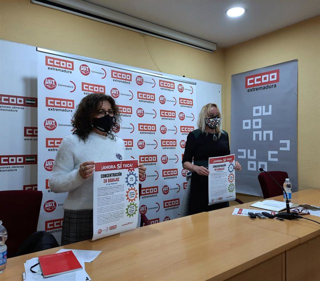 Las secretarias generales de UGT y de CCOO en Extremadura, Patrocinio Sánchez y Encarna Chacón, respectivamente, en rueda de prensa para presentar una concentración en Badajoz para reclamar mejoras en pensiones y SMI, entre otras